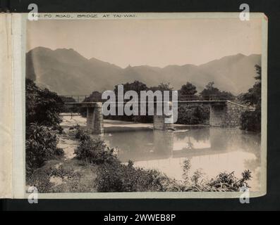 Brücke über die Tai-Po Road bei Tai-Wai, Hongkong im Jahr 1901, die Teile der Straße über einen Fluss oder ein Tal verbindet, Teil der Infrastruktur des frühen 20. Jahrhunderts. Stockfoto