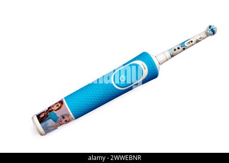 Frankfurt, Deutschland - 1. Mai 2021: Braun Oral-B wiederaufladbare Zahnbürste für Kinder ab 3 Jahren. Disney Frozen II Edition Stockfoto