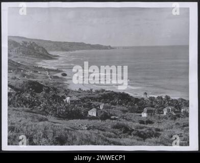Atlantikküste in der Nähe von Bathsheba, St. Joseph, Barbados, mit Küstengelände und Meerblick im März 1955. Stockfoto