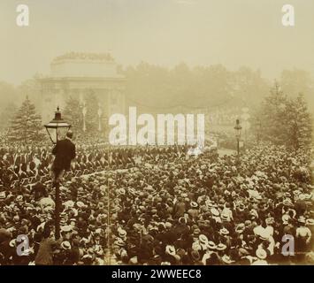 Foto von York und Sohn der Marinebrigade, die während des Diamond Jubilee von Queen Victoria in London 1897 an der Hyde Park Corner vorbeifuhr, Teil der offiziellen Prozession. Stockfoto