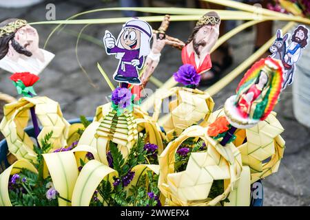 Antigua, Guatemala. März 2024. Details der handgemachten Palmensträuße zur Vorbereitung für den Palmensonntag als Anhänger außerhalb des Santuario San Felipe de Jesús, 23. März 2024 in Antigua, Guatemala. Die opulenten Prozessionen, detailgetreuen Alfombras und jahrhundertealten Traditionen ziehen mehr als 1 Million Menschen in die alte Hauptstadt. Quelle: Richard Ellis/Richard Ellis/Alamy Live News Stockfoto