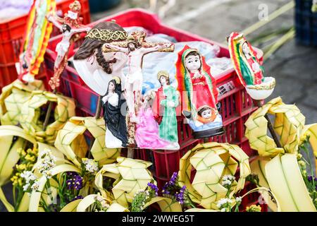 Antigua, Guatemala. März 2024. Details der handgemachten Palmensträuße zur Vorbereitung für den Palmensonntag als Anhänger außerhalb des Santuario San Felipe de Jesús, 23. März 2024 in Antigua, Guatemala. Die opulenten Prozessionen, detailgetreuen Alfombras und jahrhundertealten Traditionen ziehen mehr als 1 Million Menschen in die alte Hauptstadt. Quelle: Richard Ellis/Richard Ellis/Alamy Live News Stockfoto