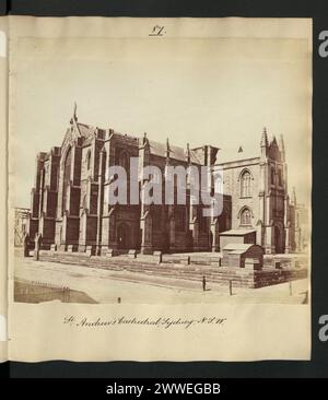 Die St. Andrew's Cathedral in Sydney, New South Wales, Australien, wurde 1870 fotografiert und zeigt die gotische Kirche, die Türme und die umliegende Stadt. Stockfoto