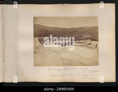 Beschreibung: Der kochende Geysir, genannt Te Tarata - bei Rotomahana, zeigt den Rand des Kraters von Terrassen. Ort: Rotorua, Nordinsel, Neuseeland Datum: 1895 newzealand, australasien, ozeanien, australasiathroughalens Stockfoto