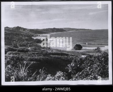 Atlantikküste in der Nähe von Bathsheba, St. Joseph, Barbados, mit Küstenmerkmalen und Meereslandschaft im März 1955. Stockfoto