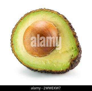 Die Hälfte der Avocado isoliert auf weißem Hintergrund. Beschneidungspfad. Stockfoto