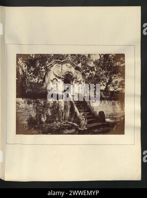 Beschreibung: Anuradhapura. Der heilige Bó-Baum. Tor auf der Westseite, und zweite Treppe führt von der ersten zur zweiten Terrasse. Lage: Anuradhapura, Ceylon asia, Srilanka, ceylon, asiathroughalens Stockfoto