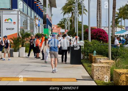 Miami Gardens, Florida, USA. März 2024. 2024 Miami Open Walk Through, viele Leute und Tennisfans besuchten die beliebtesten Tennisveranstaltungen. Quelle: Yaroslav Sabitov/YES Market Media/Alamy Live News. Stockfoto