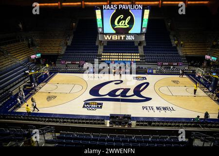 Haas Pavilion Berkeley Calif, USA. März 2023. CA U.S.A. Womens Basketball Invitational Branding während des NCAA WBIT First Round Game 1 Frauen Basketballspiels zwischen der Hawaii Rainbow Wahine und den California Golden Bears im Haas Pavilion Berkeley Calif Thurman James/CSM/Alamy Live News Stockfoto