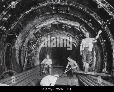 Am Londoner Mile End wird eine U-Bahn gebaut, die den Ausbau der U-Bahn und die Ingenieurtechniken der 1940er Jahre demonstriert. Stockfoto