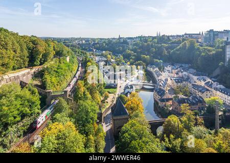 Alzette-Tal, lokaler Zug, Blick von der Großherzogin Charlotte Brücke Luxemburg Stadt Luxemburg, LÃt Luxemburg Luxemburg Stockfoto