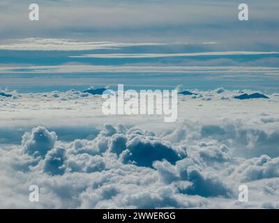 Aus der Vogelperspektive der Gipfel des Himalaya von Nagarkot, Nepal. Ein Meer aus Wolken und Gipfeln des Himalaya ragt hervor Stockfoto