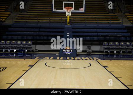 Haas Pavilion Berkeley Calif, USA. März 2023. CA U.S.A. Womens Basketball Invitational Branding während des NCAA WBIT First Round Game 1 Frauen Basketballspiels zwischen der Hawaii Rainbow Wahine und den California Golden Bears im Haas Pavilion Berkeley Calif Thurman James/CSM/Alamy Live News Stockfoto