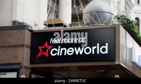 Schild für Cineworld Cinemas; Leicester Square, City of Westminster, London, Großbritannien Stockfoto