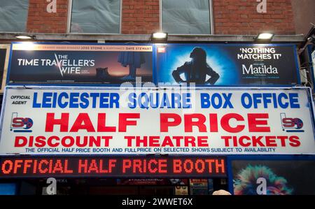 Leicester Square Box Office, Tickets zum halben Preis, Cranbourne Street, City of Westminster, London, UK Stockfoto