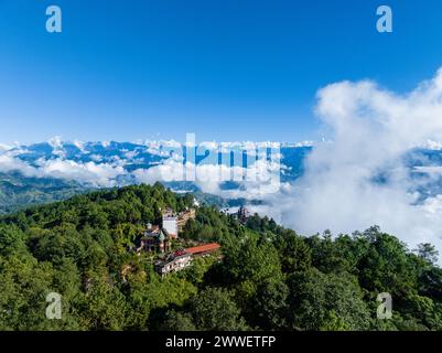 Aus der Vogelperspektive der Gipfel des Himalaya von Nagarkot, Nepal. Ein Meer aus Wolken und Gipfeln des Himalaya ragt hervor Stockfoto