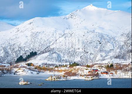 Atemberaubender Blick auf einen schneebedeckten Berg am Austnesfjorden, den Lofoten-Inseln, Nordnorwegen. Stockfoto