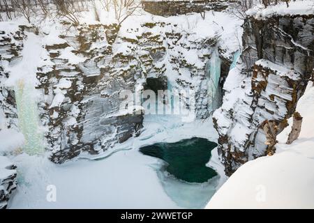 Eiszapfen gefrorener Wasserfälle in der Abiskojakka-Schlucht im Abisko-Nationalpark, Nordschweden. Stockfoto