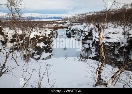 Arktische Landschaft mit Schnee, Eis, Wasser und steilen Felswänden am Abisko River Canyon im Abisko National Park, Schweden, Stockfoto