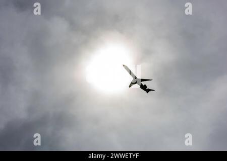 Flugzeuge, die vom Flughafen Charlotte Douglas International Airport abfliegen, sind im temporären Besucherzentrum leicht zu sehen. Stockfoto