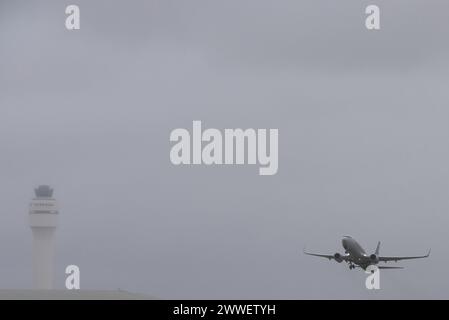 Flugzeuge, die vom Flughafen Charlotte Douglas International Airport abfliegen, sind im temporären Besucherzentrum leicht zu sehen. Stockfoto