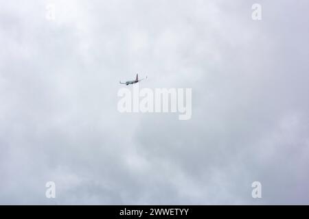 Flugzeuge, die vom Flughafen Charlotte Douglas International Airport abfliegen, sind im temporären Besucherzentrum leicht zu sehen. Stockfoto