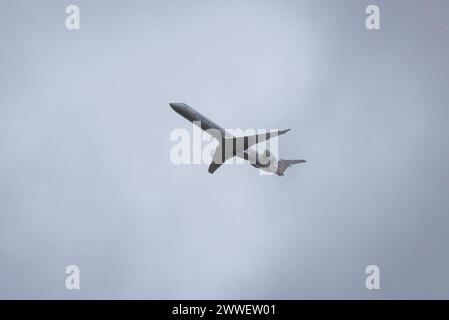 Flugzeuge, die vom Flughafen Charlotte Douglas International Airport abfliegen, sind im temporären Besucherzentrum leicht zu sehen. Stockfoto