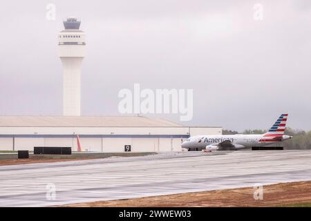 Flugzeuge, die vom Flughafen Charlotte Douglas International Airport abfliegen, sind im temporären Besucherzentrum leicht zu sehen. Stockfoto