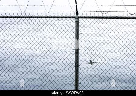 Flugzeuge, die vom Flughafen Charlotte Douglas International Airport abfliegen, sind im temporären Besucherzentrum leicht zu sehen. Stockfoto