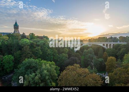 Adolphe-Brücke, Staatsbank und Sparkasse Banque et Caisse d Epargne de l Etat, BCEE-Gebäude Luxembourg City Luxemburg, LÃt Luxembourg Luxembourg Stockfoto