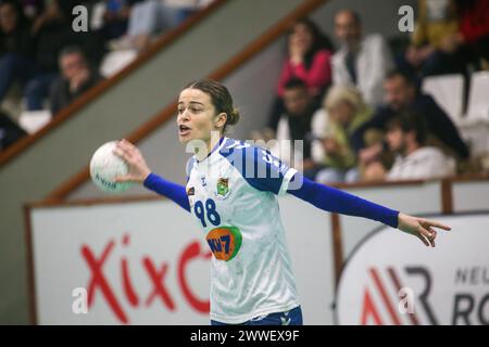 Gijón, Spanien, 23. März 2024: Die KH-7 BM. Granollers Spieler Martina Capdevila (98) mit dem Ball während des 22. Spieltages der Liga Guerreras Iberdrola 2023-24 zwischen Motive.Co Gijón Balonmano La Calzada und KH-7 BM. Granollers, am 23. März 2024 im La Arena Pavillon in Gijón, Spanien. Quelle: Alberto Brevers / Alamy Live News. Stockfoto