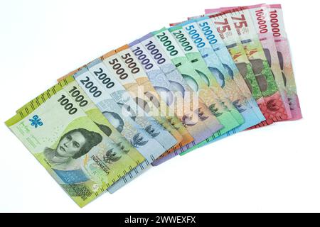 Indonesische Währung . Stapel Rupiah- oder IDR-Banknoten isoliert auf weißem Hintergrund Stockfoto