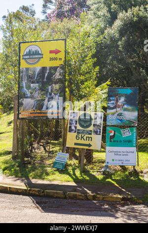 Sao Francisco de Paula, Brasilien - 19. August 2023: Hinweisschilder zu Ecoparks und Ökotourismus im Sao Bernardo See Stockfoto