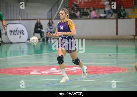 Gijón, Spanien, 23. März 2024: Der Spieler von Motive.Co Gijón Balonmano La Calzada, María González (10) dribbelt den Ball am 22. Spieltag der Liga Guerreras Iberdrola 2023-24 zwischen Motive.Co Gijón Balonmano La Calzada und der KH-7 BM. Granollers, am 23. März 2024 im La Arena Pavillon in Gijón, Spanien. Quelle: Alberto Brevers / Alamy Live News. Stockfoto