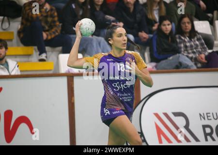 Gijón, Spanien, 23. März 2024: Der Spieler von Motive.Co Gijón Balonmano La Calzada, Ana Carolina Policarpo (18) mit dem Ball während des 22. Spieltages der Liga Guerreras Iberdrola 2023-24 zwischen Motive.Co Gijón Balonmano La Calzada und der KH-7 BM. Granollers, am 23. März 2024 im La Arena Pavillon in Gijón, Spanien. Quelle: Alberto Brevers / Alamy Live News. Stockfoto