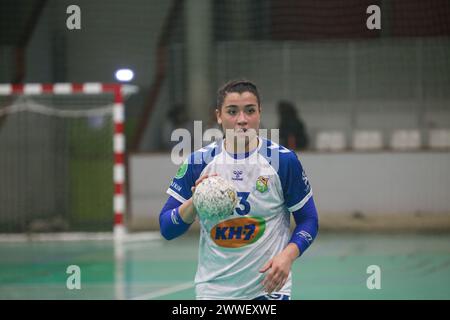 Gijón, Spanien, 23. März 2024: Die KH-7 BM. Granollers-Spieler Giulia Guarieiro (13) mit dem Ball am 22. Spieltag der Liga Guerreras Iberdrola 2023-24 zwischen Motive.Co Gijón Balonmano La Calzada und KH-7 BM. Granollers, am 23. März 2024 im La Arena Pavillon in Gijón, Spanien. Quelle: Alberto Brevers / Alamy Live News. Stockfoto