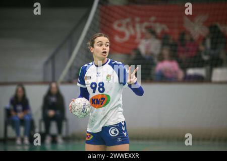 Gijón, Spanien, 23. März 2024: Die KH-7 BM. Granollers Spieler Martina Capdevila (98) mit dem Ball während des 22. Spieltages der Liga Guerreras Iberdrola 2023-24 zwischen Motive.Co Gijón Balonmano La Calzada und KH-7 BM. Granollers, am 23. März 2024 im La Arena Pavillon in Gijón, Spanien. Quelle: Alberto Brevers / Alamy Live News. Stockfoto