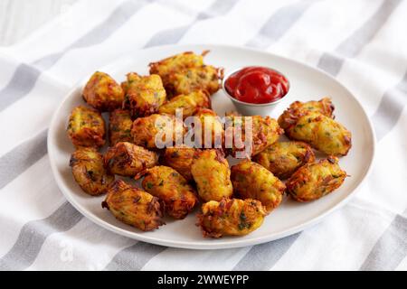 Hausgemachte gebratene Tater Tots auf einem Teller, Seitenansicht. Stockfoto