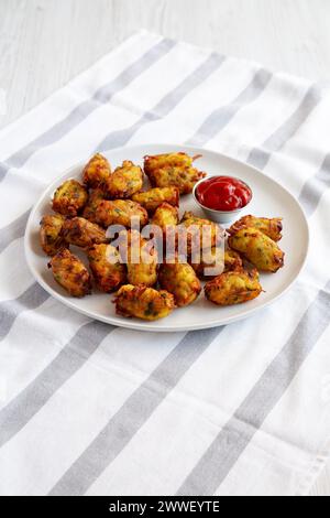 Hausgemachte gebratene Tater Tots auf einem Teller, Seitenansicht. Stockfoto