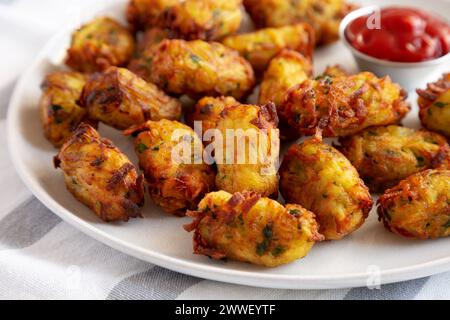 Hausgemachte gebratene Tater Tots auf einem Teller, Seitenansicht. Stockfoto