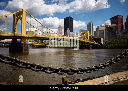 An einem sonnigen Tag erstreckt sich die pulsierende Andy Warhol Bridge über den Allegheny River und bietet eine malerische Kulisse im Stadtzentrum von Pittsburgh. Stockfoto