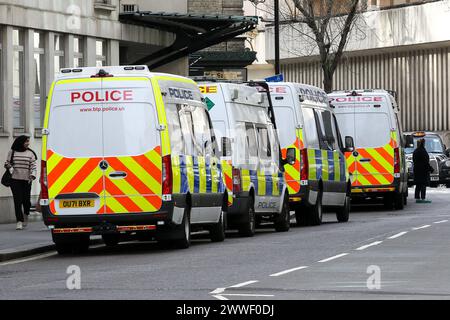 London, Großbritannien. März 2024. Polizeiwagen, die 102 vor den Büros in Petty France in Westminster im Zentrum von London geparkt wurden. (Foto: Steve Taylor/SOPA Images/SIPA USA) Credit: SIPA USA/Alamy Live News Stockfoto