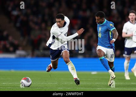 London, Großbritannien. März 2024. Jude Bellingham aus England bricht von Rodrygo aus Brasilien ab (10). England gegen Brasilien, internationales Fußball-Freundschaftsspiel im Wembley Stadium in London am Samstag, 23. März 2024. Nur redaktionelle Verwendung. bild von Andrew Orchard/Andrew Orchard Sportfotografie/Alamy Live News Credit: Andrew Orchard Sportfotografie/Alamy Live News Stockfoto