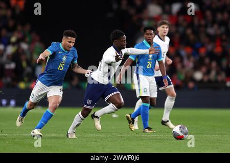 London, Großbritannien. März 2024. Kobbie Mainoo aus England bricht von Joao Gomes aus Brasilien ab (15). England gegen Brasilien, internationales Fußball-Freundschaftsspiel im Wembley Stadium in London am Samstag, 23. März 2024. Nur redaktionelle Verwendung. bild von Andrew Orchard/Andrew Orchard Sportfotografie/Alamy Live News Credit: Andrew Orchard Sportfotografie/Alamy Live News Stockfoto