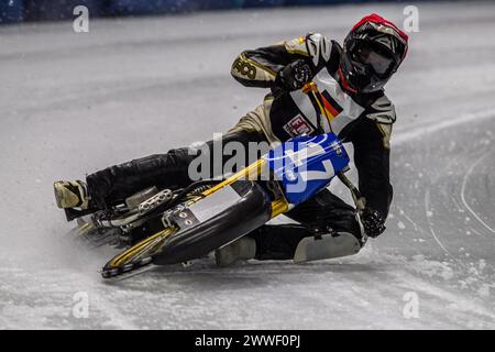 Deutschlands Franz Mayerbüchler (17) im Einsatz beim FIM Ice Speedway Gladiators World Championship Finale 1 in der Max-Aicher-Arena, Inzell am Samstag, 23. März 2024. (Foto: Ian Charles | MI News) Credit: MI News & Sport /Alamy Live News Stockfoto