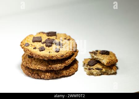 Handgemachte Kekse für ein gesundes Frühstück. Hausgemachte Haferkekse mit dunkler Schokolade. Nahaufnahme. Stockfoto