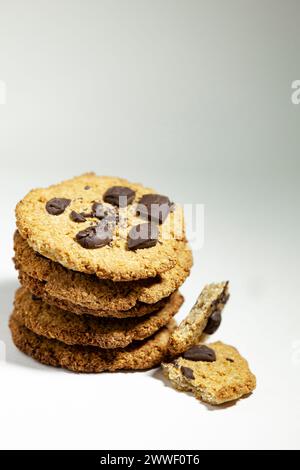 Handgemachte Kekse für ein gesundes Frühstück. Hausgemachte Haferkekse mit dunkler Schokolade. Vertikales Foto. Kopierbereich. Stockfoto