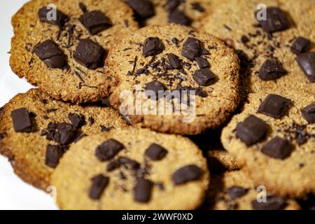 Haferkekse mit Schokolade. Ein Haufen hausgemachter Kekse auf dem Tisch. Selektiver Fokus. Draufsicht. Stockfoto