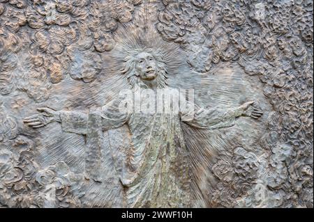 Die Himmelfahrt Jesu – das zweite ruhmreiche Geheimnis des Rosenkranzes. Eine Reliefskulptur auf dem Berg Podbrdo (der Hügel der Erscheinungen) in Medjugorje. Stockfoto