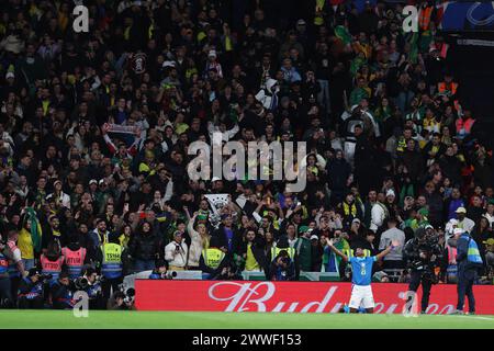 London, Großbritannien. März 2024. Endrick aus Brasilien feiert vor den brasilianischen Fans, nachdem er seinem Team das 1. Tor erzielte. England gegen Brasilien, internationales Fußball-Freundschaftsspiel im Wembley Stadium in London am Samstag, 23. März 2024. Nur redaktionelle Verwendung. bild von Andrew Orchard/Andrew Orchard Sportfotografie/Alamy Live News Credit: Andrew Orchard Sportfotografie/Alamy Live News Stockfoto